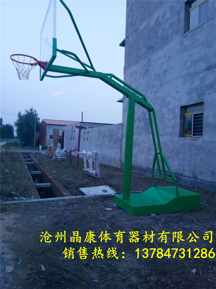 哈尔滨晶康牌配置钢化玻璃篮板方管固定式篮球架性能优越