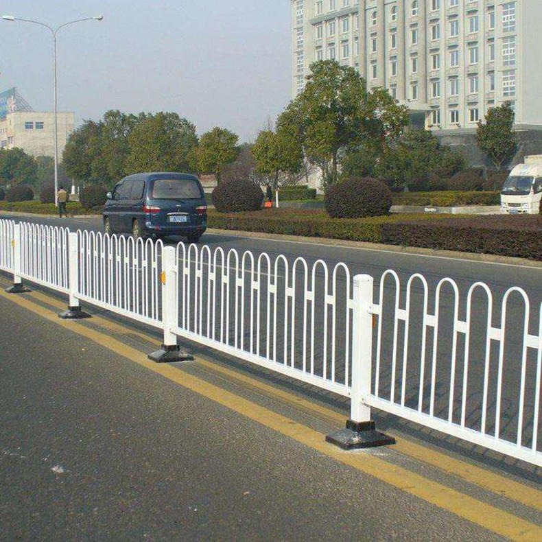 白色京式道路护栏 城市车辆交通安全防护防攀爬m型道路护栏 厂家直销品质保证