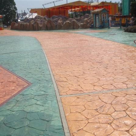 安徽淮南承包路面施工 彩色压印模混凝土地坪 生态沥青改造路面图片