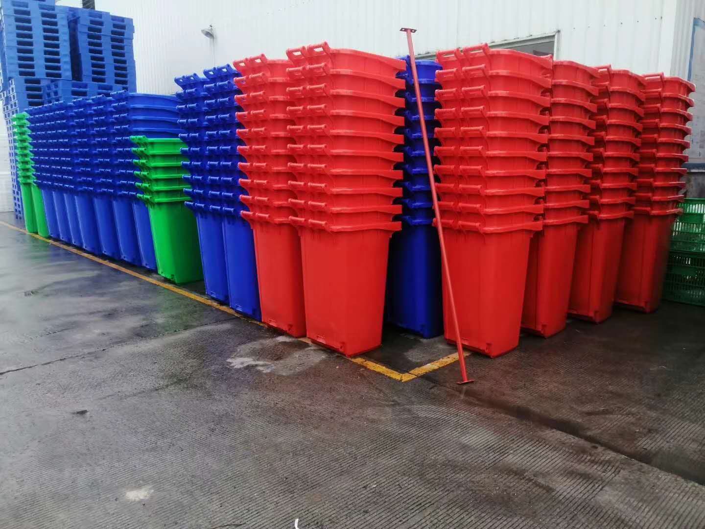 泸县120L塑料垃圾桶 餐厨中间脚踩开盖厨余垃圾桶上挂车