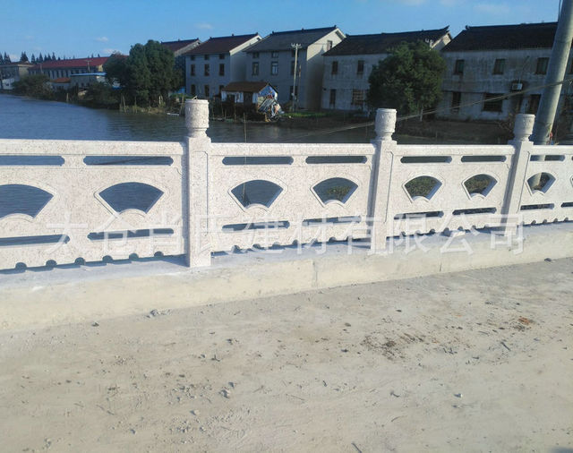 专业供应仿石雕花栏杆 河堤混凝土栏杆 交叉型混凝土栏杆