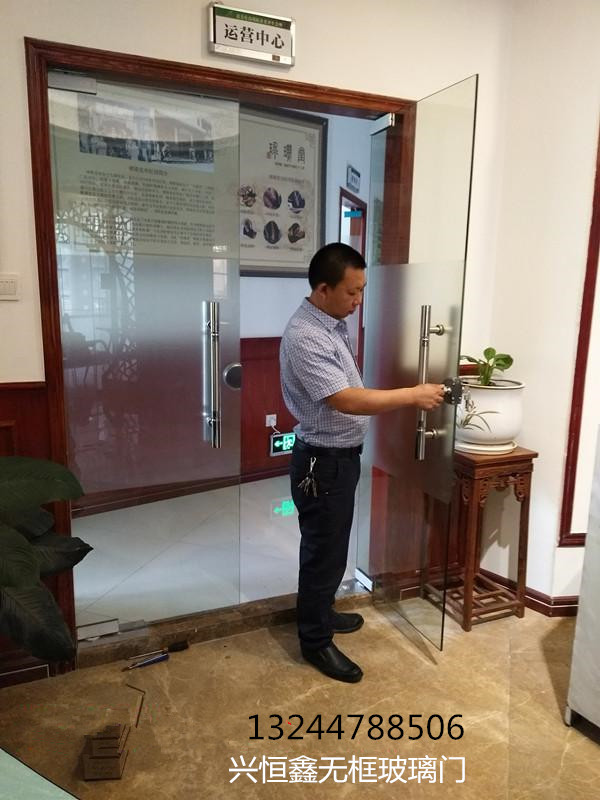 深圳办公室玻璃隔断高档玻璃门密码锁玻璃门刷卡考勤玻璃门