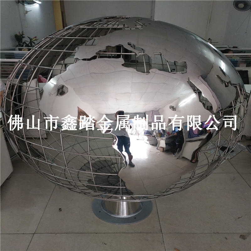 福建酒店大堂装饰镜面不锈钢地球仪雕塑实物效果图