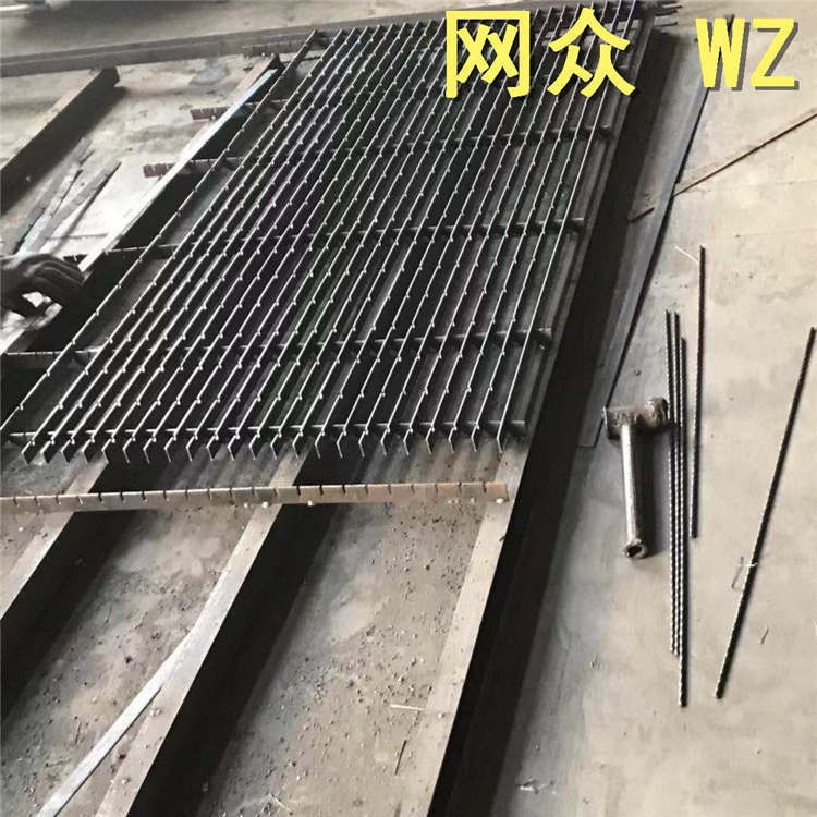 钢格栅踏步板，污水处理厂用钢格板，镀锌钢格板定制批发
