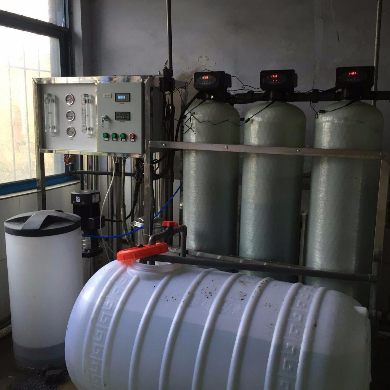 灌装水设备	桶装水设备厂家	开水厂用的设备	超纯水设备 高纯水设备 纯净水厂家