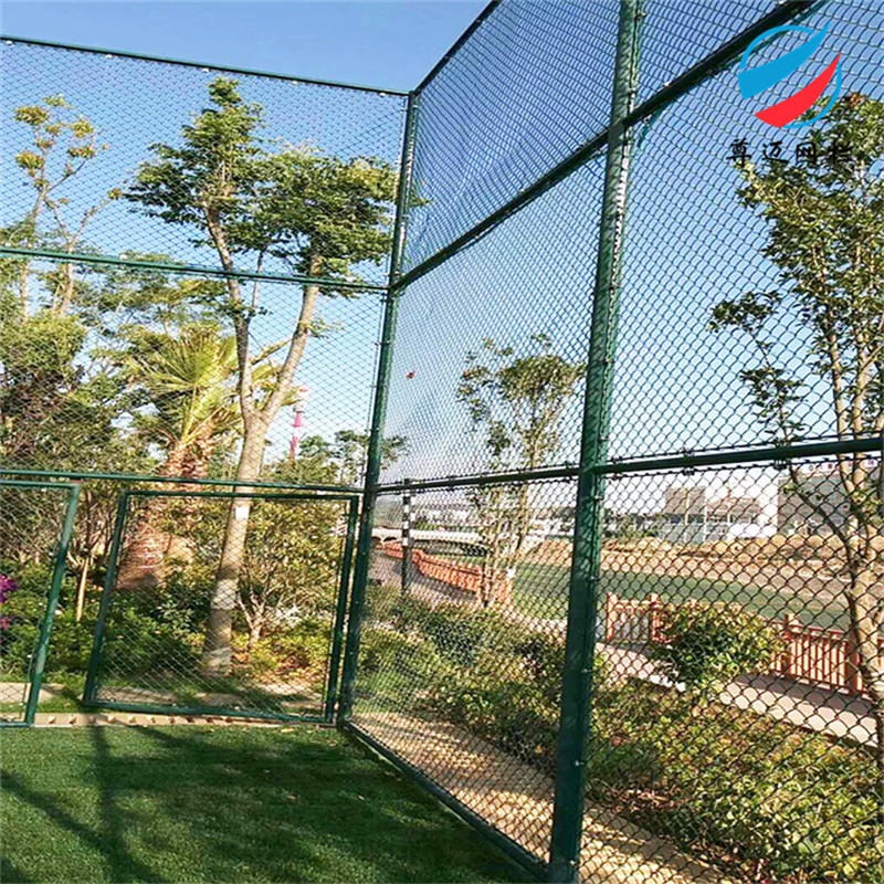 尊迈 勾花网护栏 小区组装式篮球场围网 足球场移动护栏网厂家