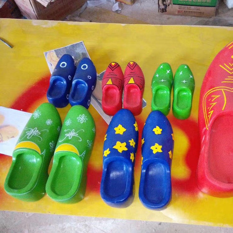佰盛 定做玻璃钢荷兰鞋雕塑 仿真荷兰鞋雕塑模型厂家  荷兰木鞋雕塑摆件价格图片