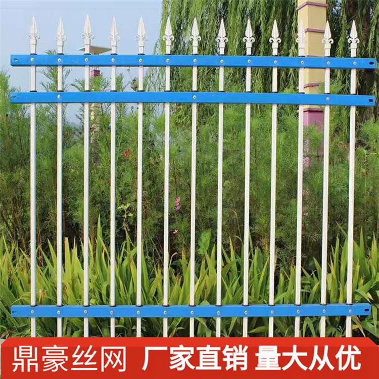 锌钢面包管草坪护栏 组装草坪护栏价格 院子用的草坪上的护栏 鼎豪丝网