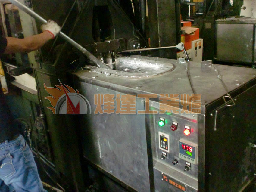 200吨锌合金压铸机电磁熔炉示例图2