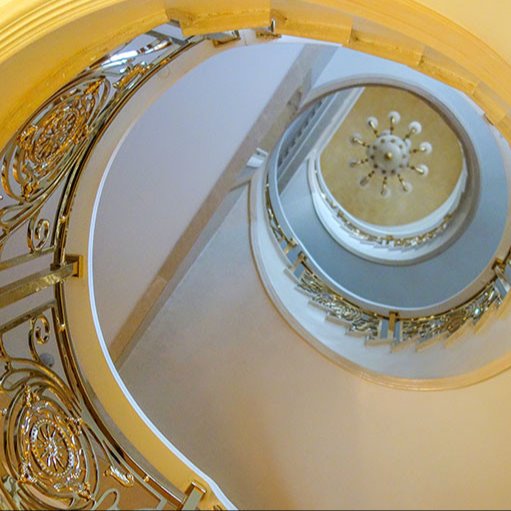 众钰 别墅楼梯豪装实心铝雕花金色护栏 室内旋转楼梯铝艺金色楼梯护栏图片