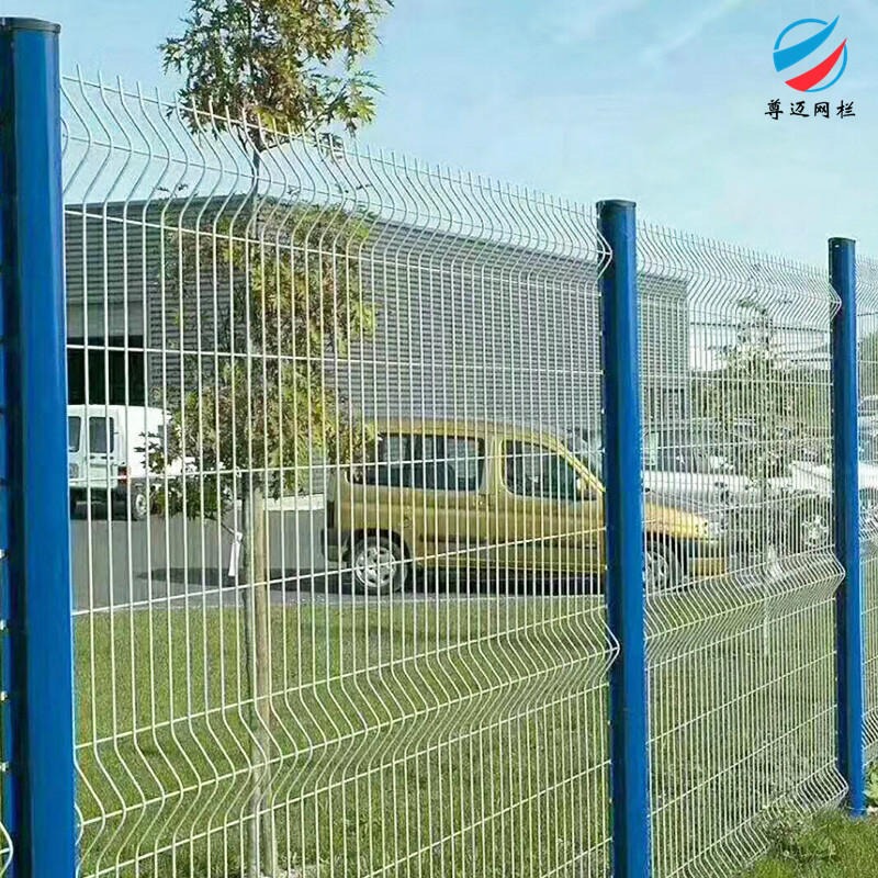 尊迈厂家生产镀锌白桃型柱护栏网 铁路公路绿化带围栏网 建筑工程低碳钢丝栏