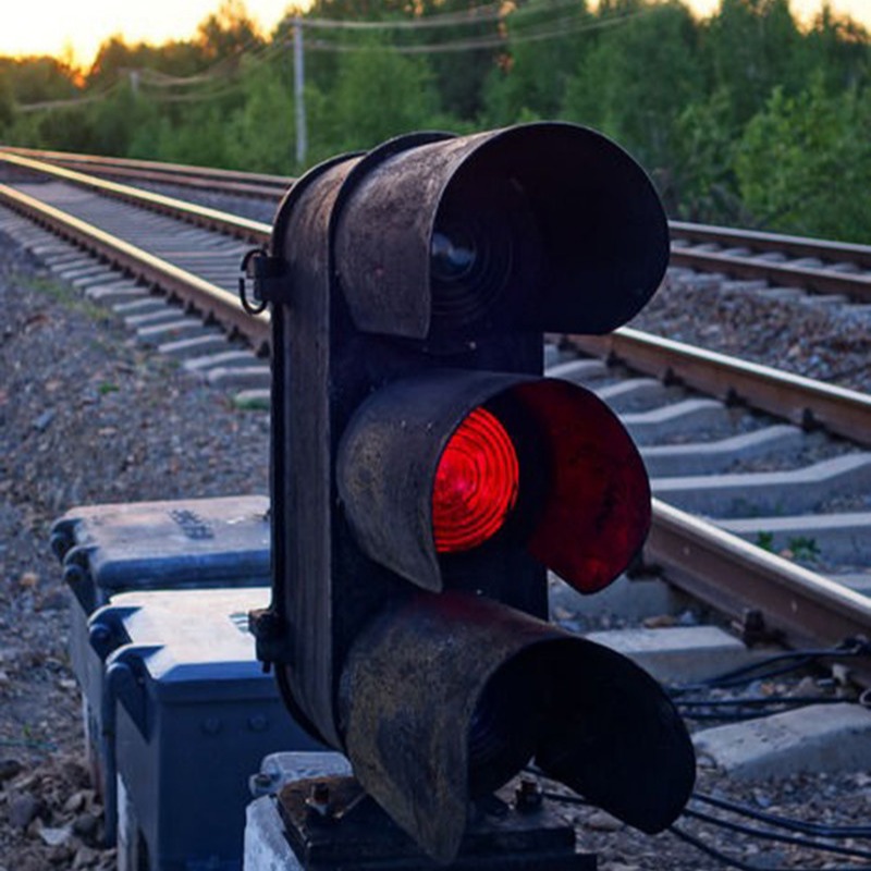 旭兴XHD-57-4铁路信号灯 采用抛物线反光系统，具有聚光、显示距离远的特点图片