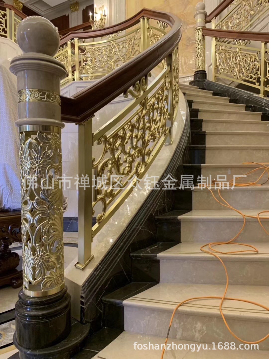 贵族世家的楼梯铜艺浮雕镀金护栏立体浮雕刻24K金护栏门第象征示例图9