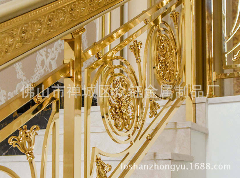 众钰 酒店别墅铝艺护栏 铝板雕刻护栏镀金色更精致楼梯上的风景线示例图3