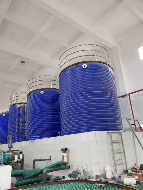 成华区厂家供应5吨塑料水箱 立式平底圆柱水塔 滚塑水箱