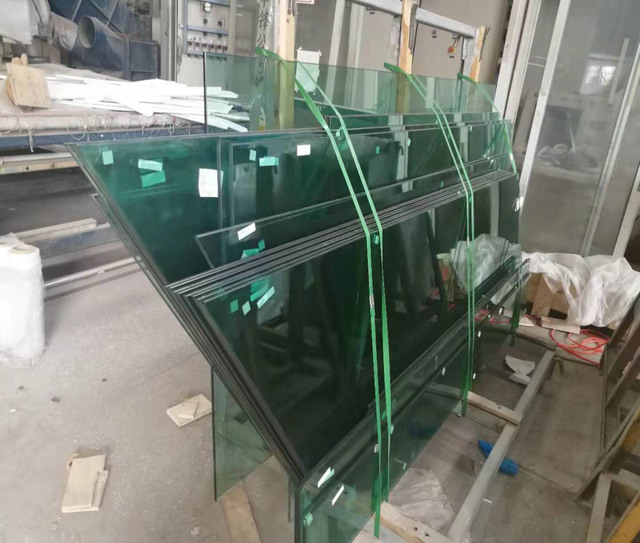 厂家直销供应12mm楼梯护栏钢化玻璃，平行四边形，可加工异型钢化玻璃