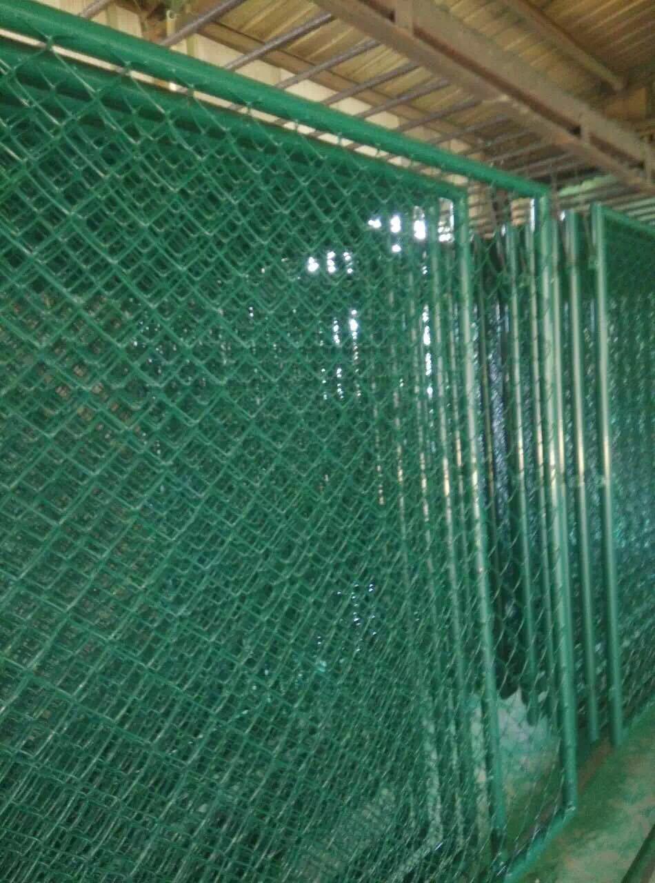 厂家直销低碳钢丝球场护栏网 体育场勾花护栏网防撞围网产地货源示例图4