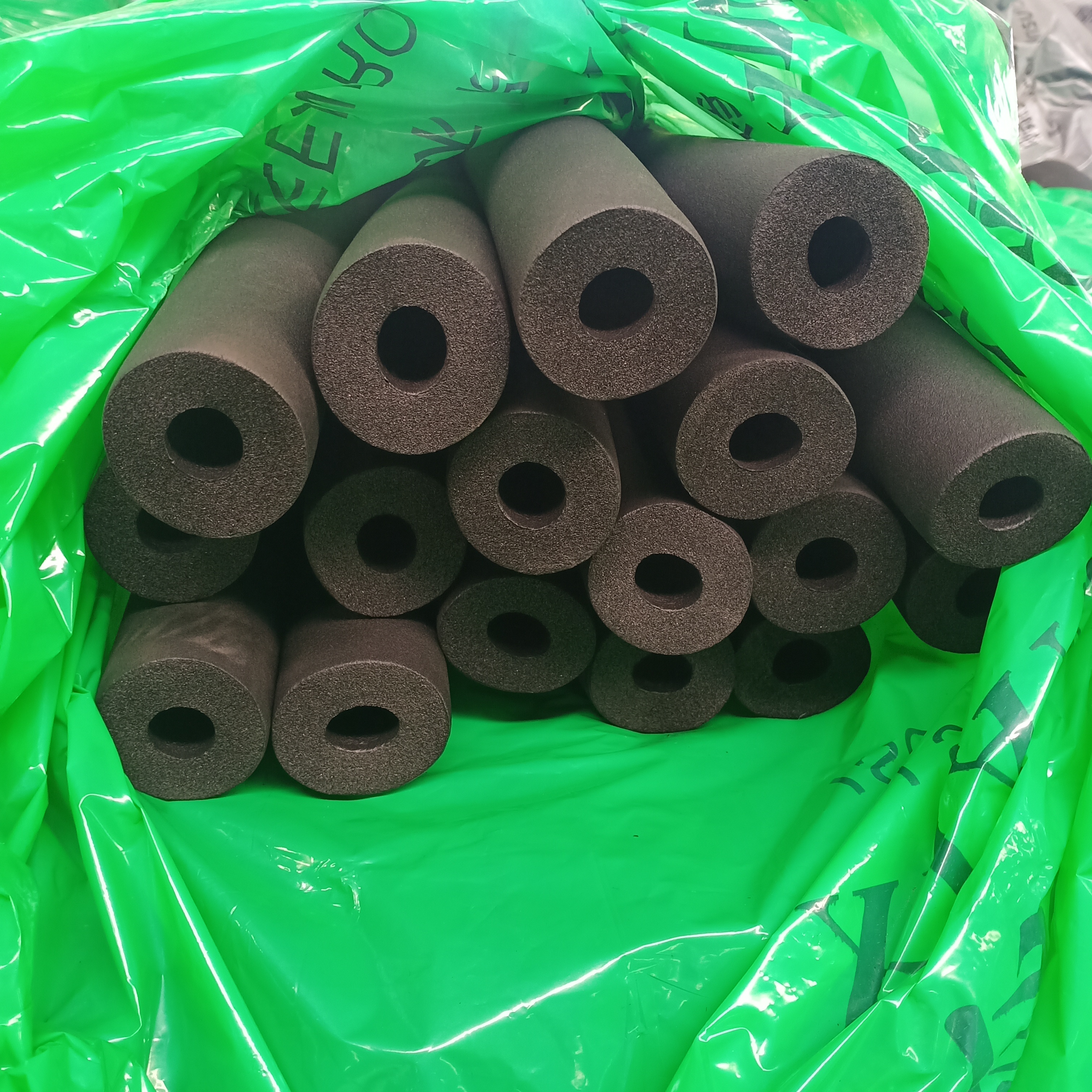 鑫达美裕 b1橡塑隔热板厂家 耐高温橡塑保温板 B2级橡塑管图片