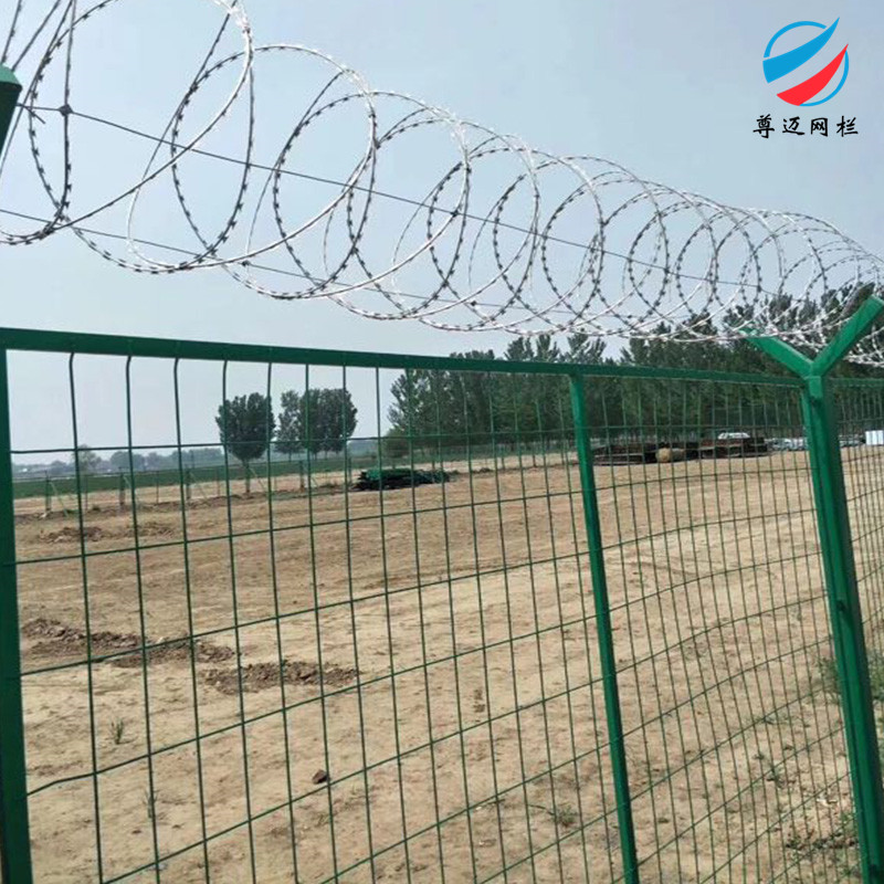 天津机场护栏网 尊迈飞机场刀刺网 监狱钢板护栏网 三角折弯护栏厂家