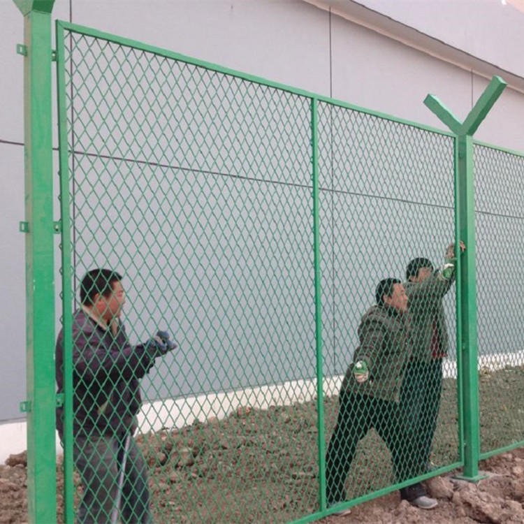 海关围栏网 德兰浸塑菱形钢板护栏网 码头围栏网