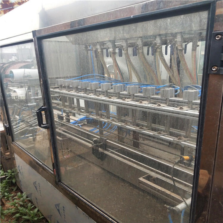 出售二手玻璃水灌装机，二手玻璃水灌装机生产线图片