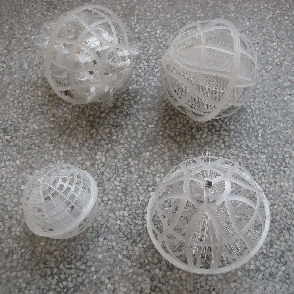 多空生物悬浮填料生物球悬浮球生物填料多空球形填料80-100-150型号全图片