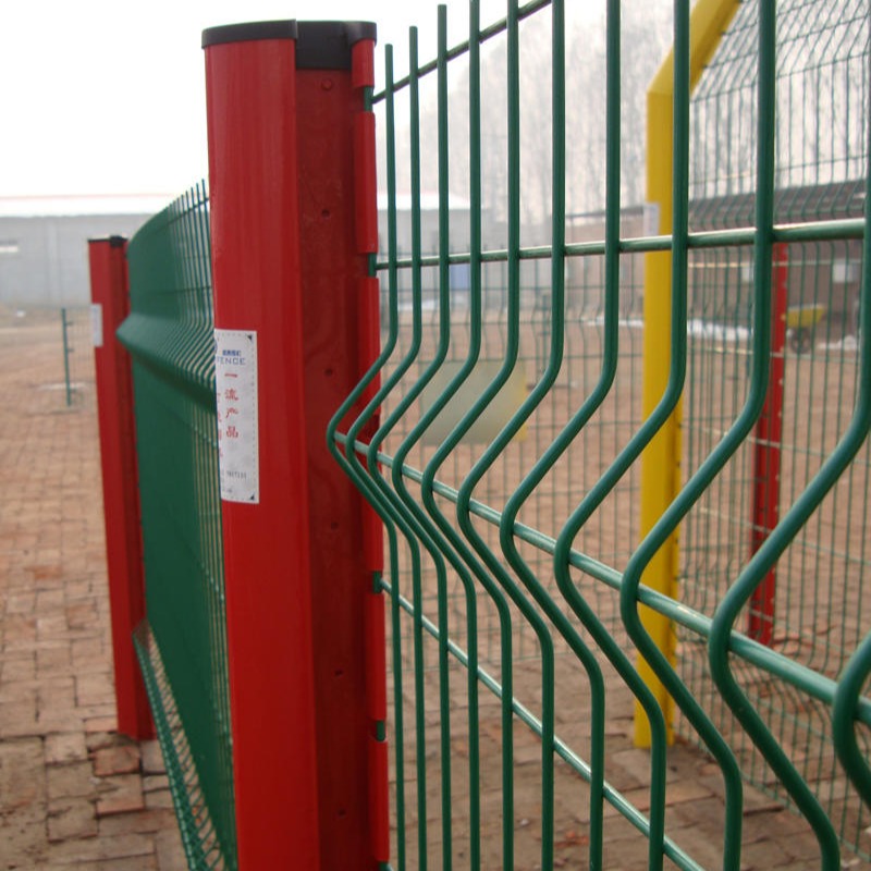 桃形柱公路护栏网-小区防护铁丝隔离网-三角折弯防护网