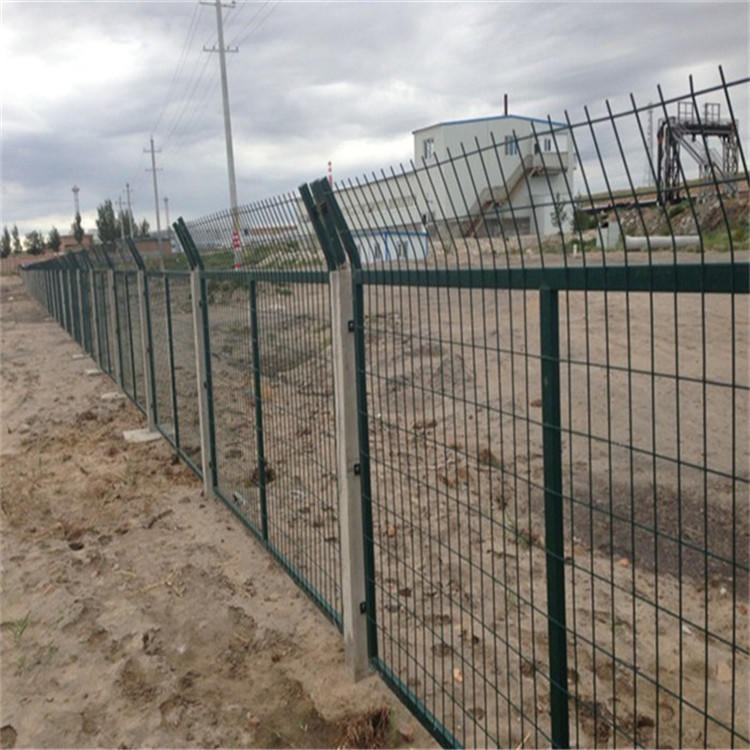 百瑞现货铁路护栏网 铁路8002防护栅栏 墨绿色金属网片防护栅栏图片