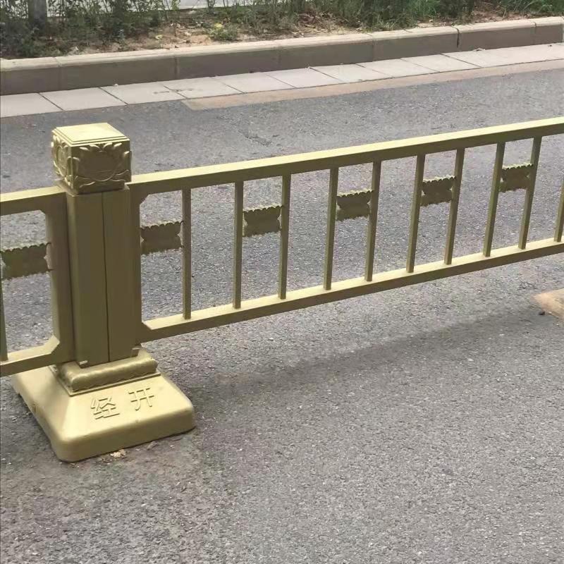 方元浩宇 黄金色道路护栏 锌钢市政护栏 定制马路隔离栏厂家