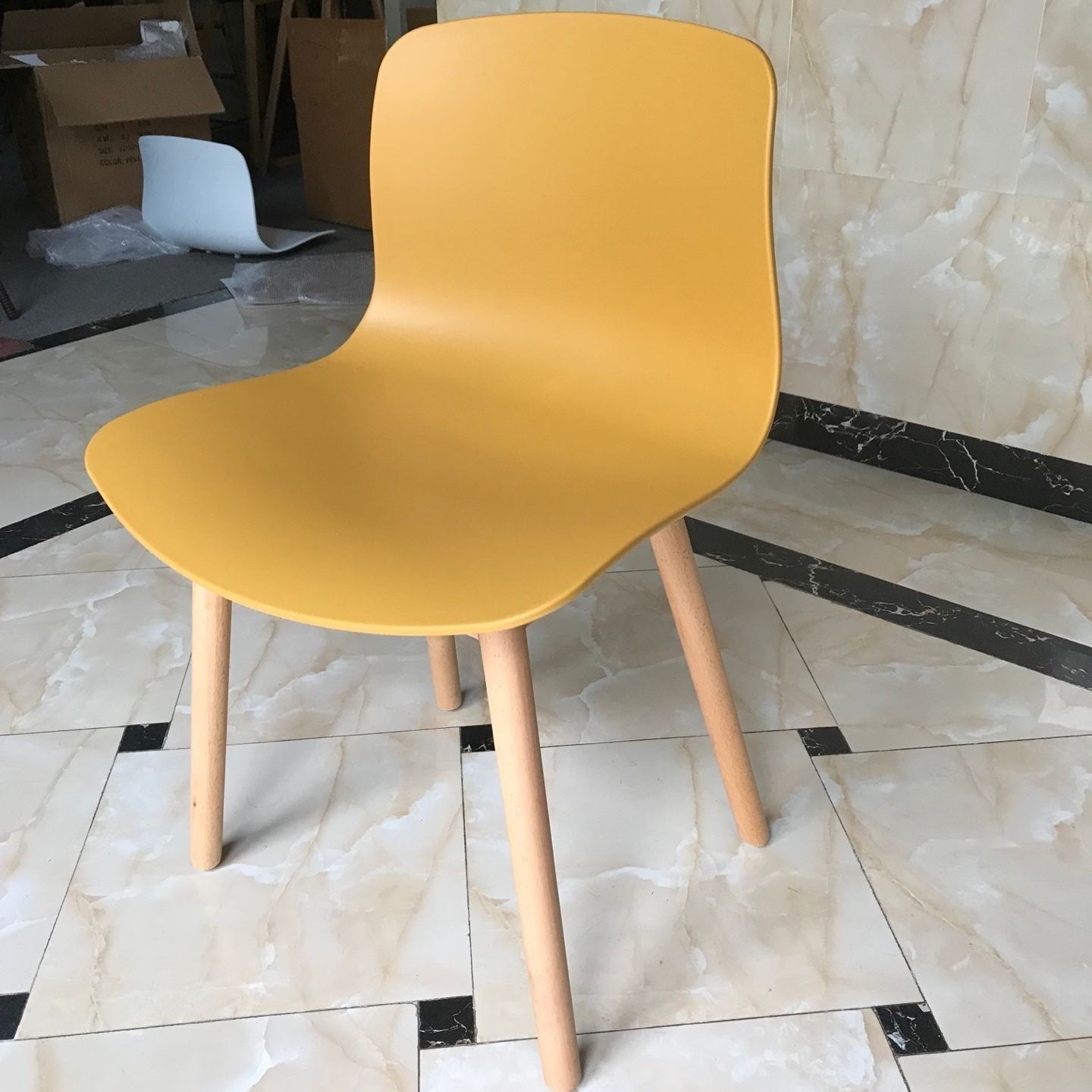 迪佳家具13年专注生产时尚PP环保塑料椅