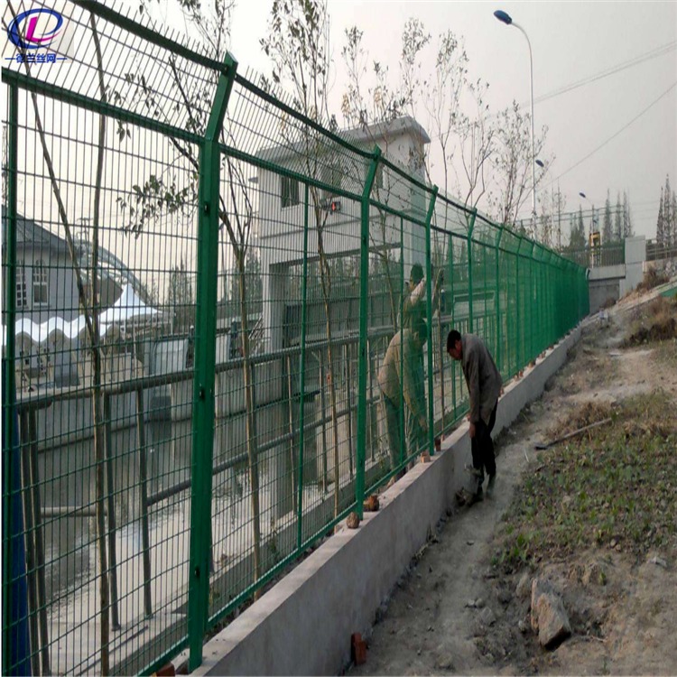 德兰高速公路护栏网 道路公路护栏网 钢丝焊接浸塑框架公路防护网