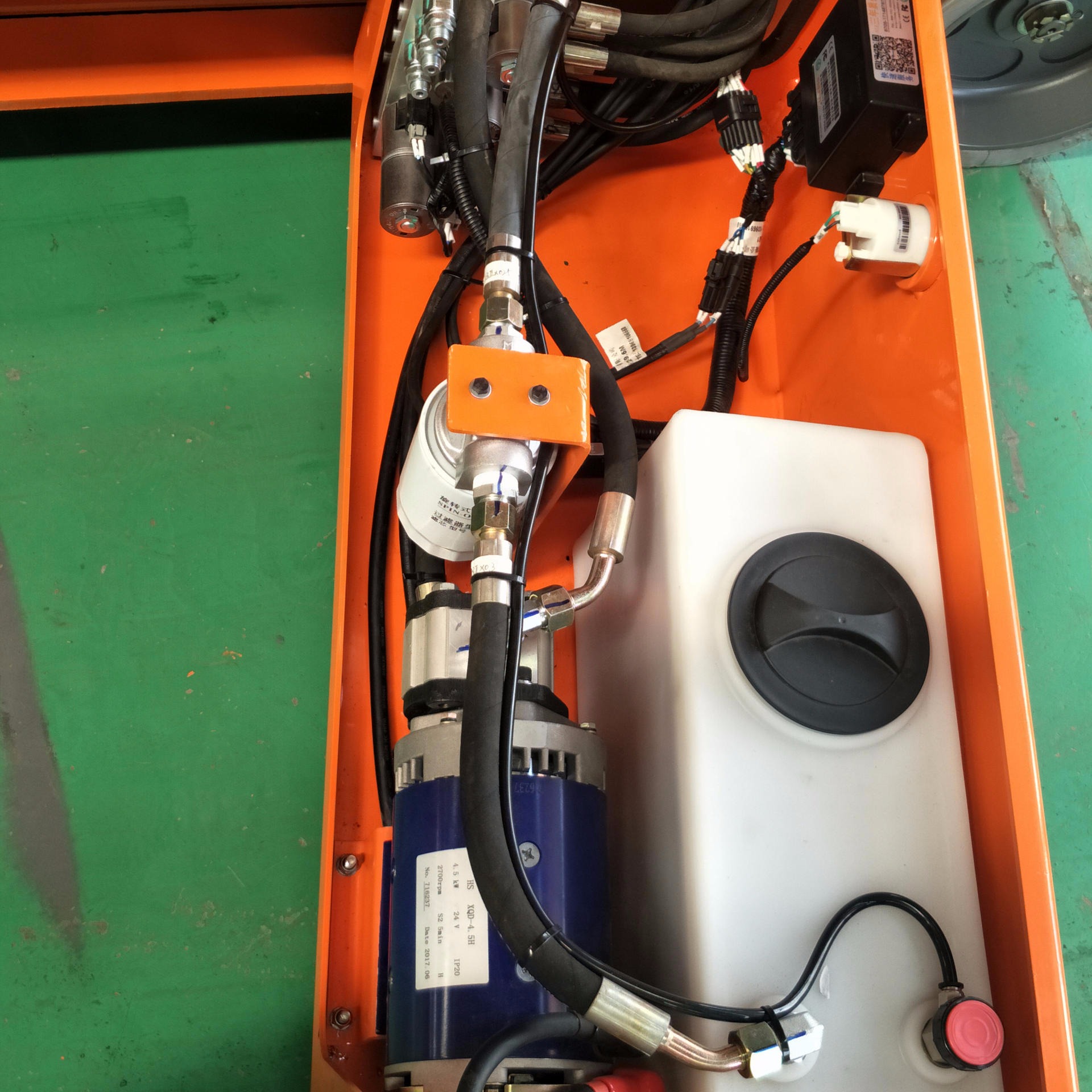 QYJCZX锂电池电动升降机 自行式电动升降台 上海启运供应四轮液压升降机