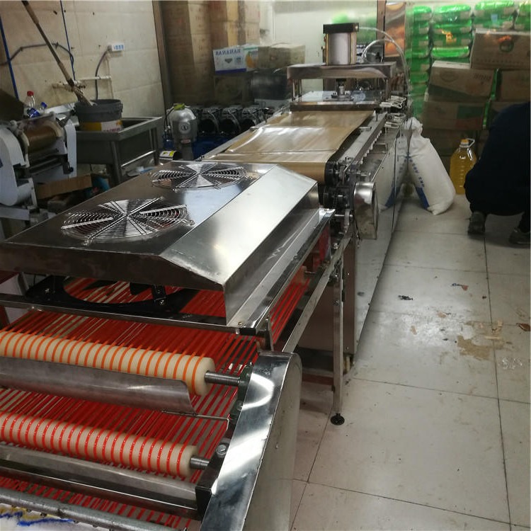 烙馍机厂家发货 郑州单饼机 TL450型烤鸭饼机 圆形筋饼机 大型烙饼机 万年红机械