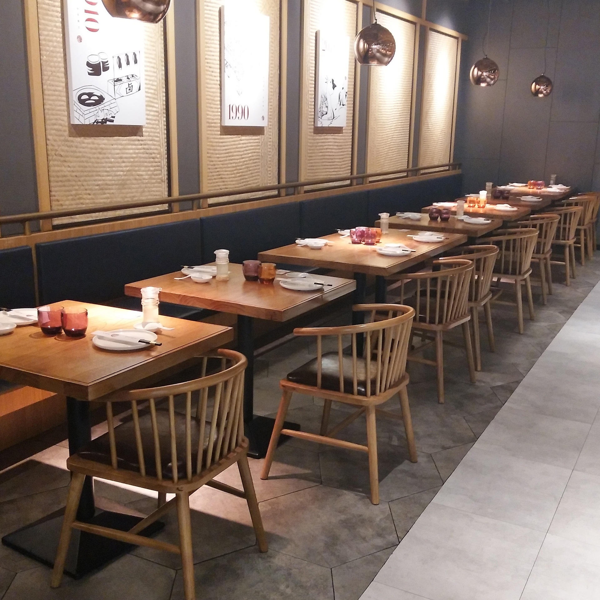 深圳厂家湘菜餐厅桌椅工业风复古主题餐厅桌椅组合西餐厅实木桌椅 实木中餐厅桌椅 10人大圆桌