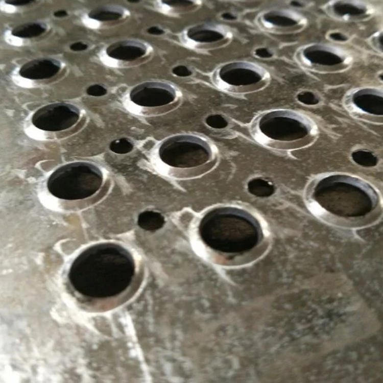 304不锈钢防滑板A3mm厚不锈钢圆孔冲孔防滑板A滨州车间平台防滑踏步板