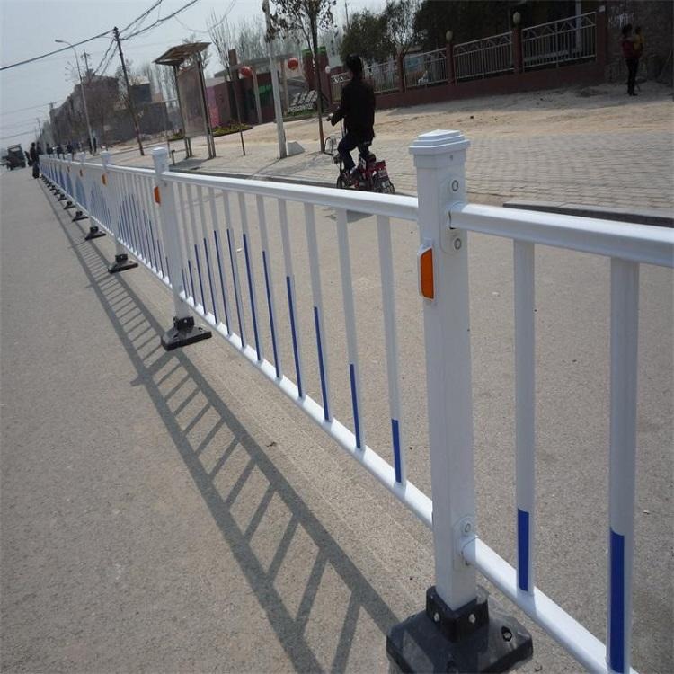 德兰公路交通护栏 市政道路车辆隔离护栏 厂家供应公路道路喷塑围栏