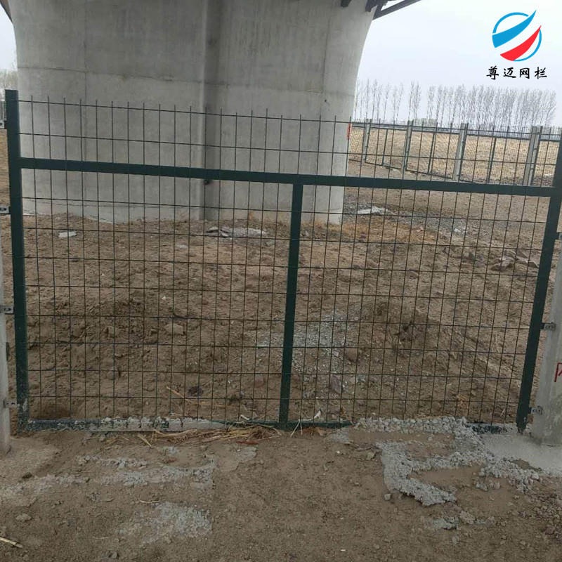 尊迈厂家供应高速公路铁路框架护栏网 带边框铁路防护栅栏 公路两侧隔离防护栏