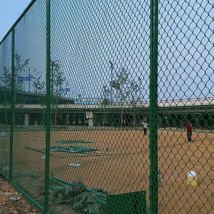 学校操场围网规格    迅鹰可定做球场围网尺寸    羽毛球球场围网一平米价格