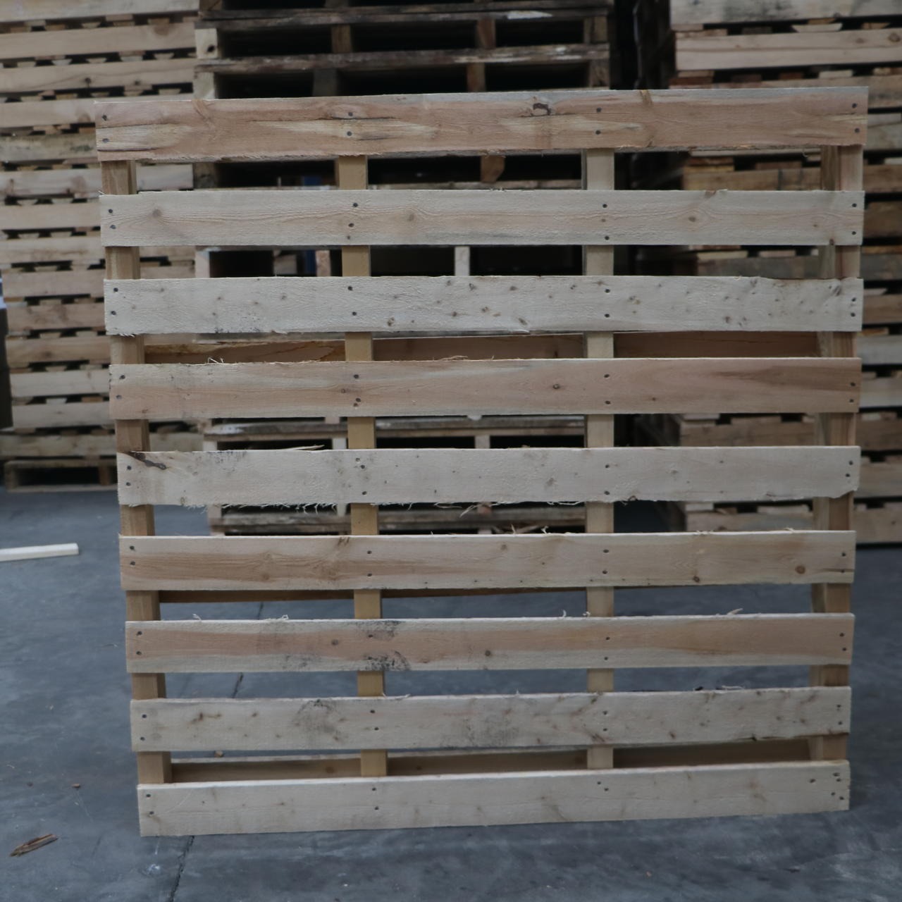 青岛黄岛港口附近低价处理二手硬杂木木托盘节约成本图片