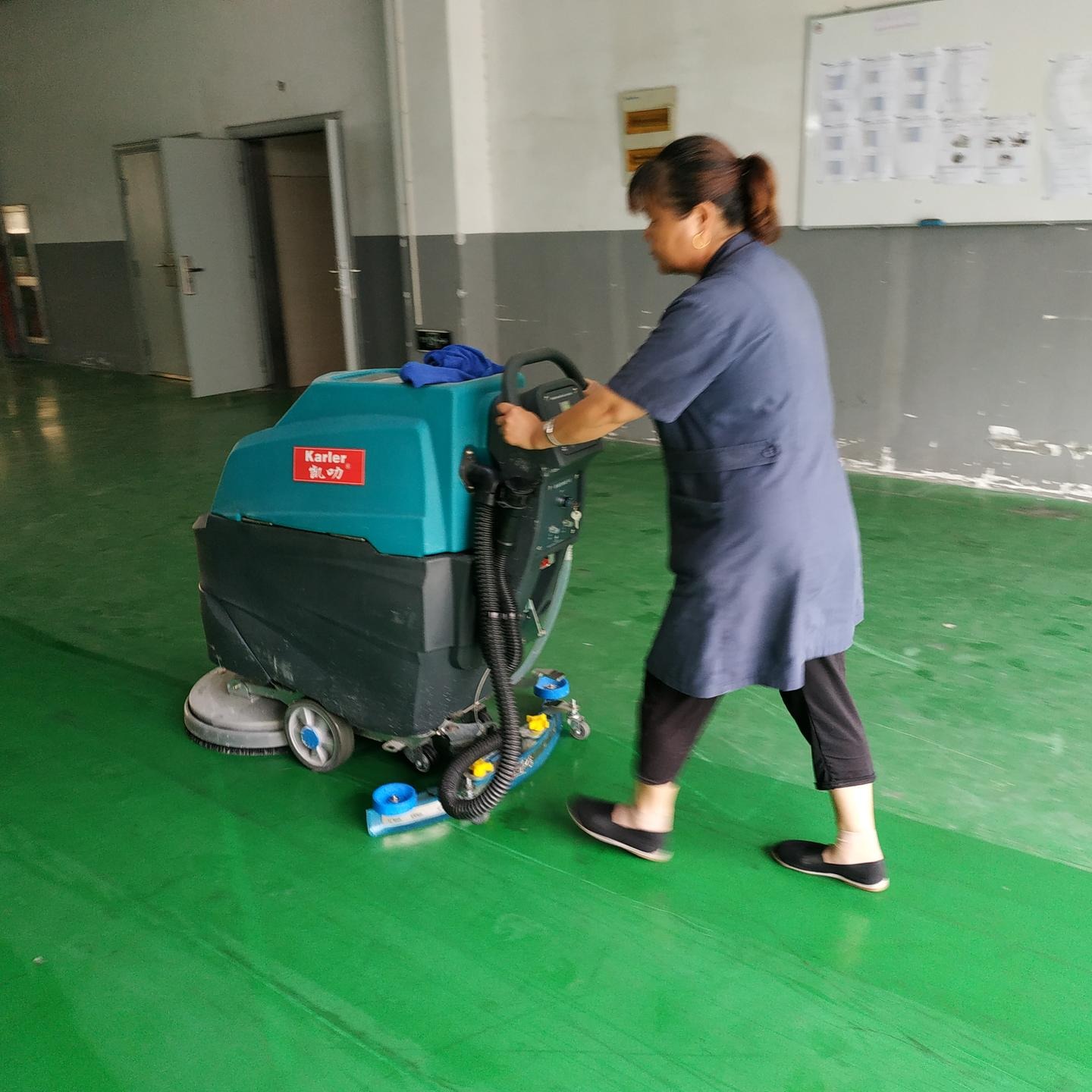 宁波食品化工医药厂拖地机 凯叻手推式全自动洗地机K3  蓄电池式洗地机