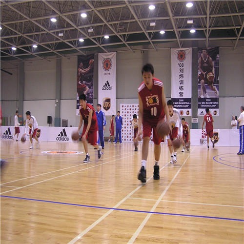 体育木地板 体育运动地板 篮球场木地板厂家 体育地板 双鑫体育大量现货图片