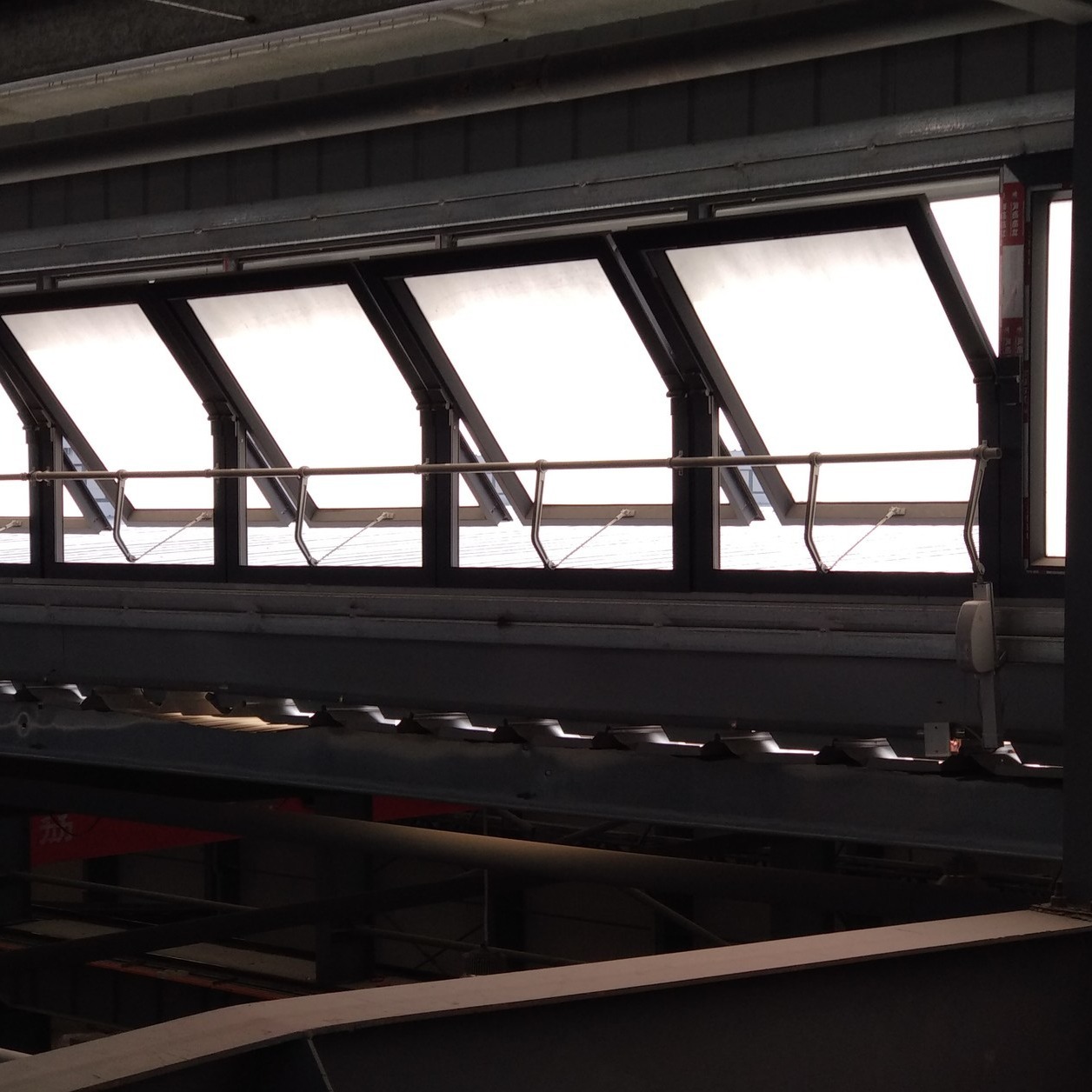 阁楼天窗电动中悬窗铝合金规格定制适用于各种消防要求工程厂家直供