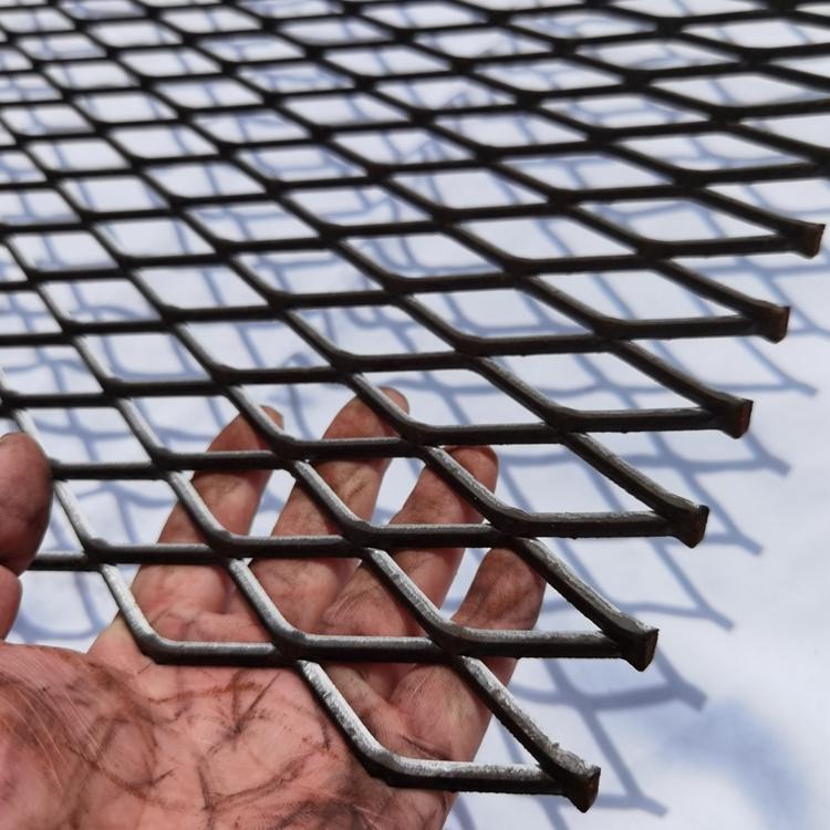 铭久钢板网建筑脚踏护坡钢板网片菱形冲孔钢板铁丝网片现货供应厂家可定制