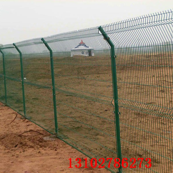 养殖场钢围网-养殖场围栏网-养殖场铁丝网围栏图片