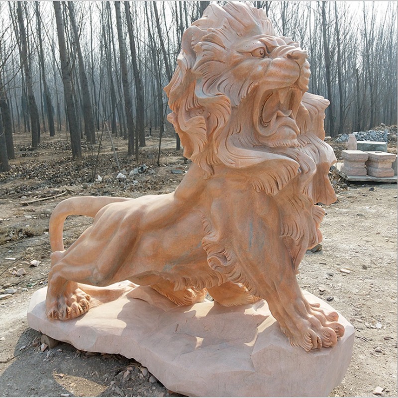 欧式狮子 大型动物雕刻厂家 晚霞红石雕蹲狮 泽业雕塑