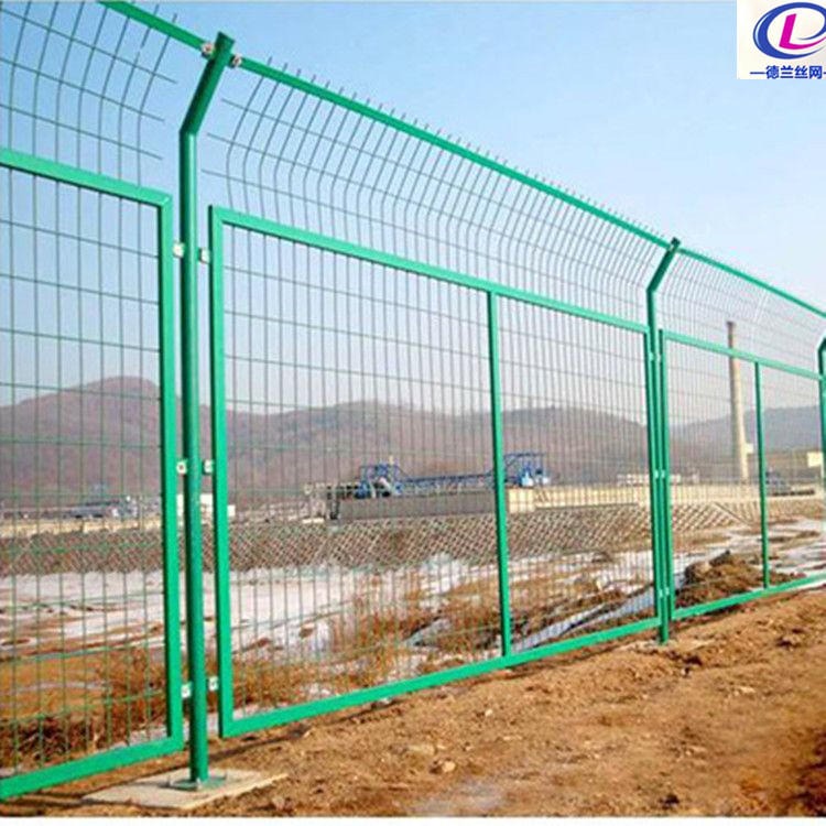 德兰路边护栏网 镀锌护栏网 公路围栏网价格优惠