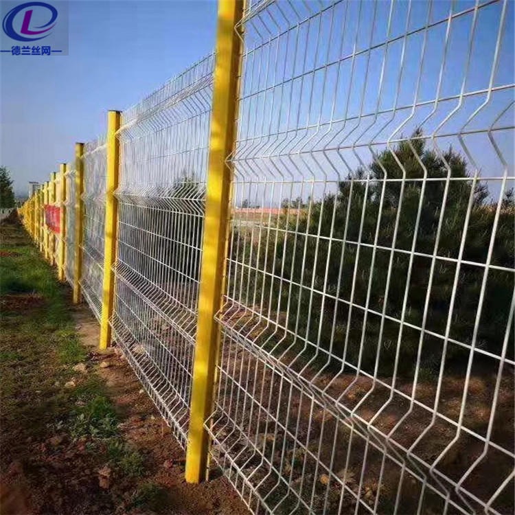 厂家供应 市政公路护栏网 浸塑桃型柱公路护栏网 德兰工厂公路防护网