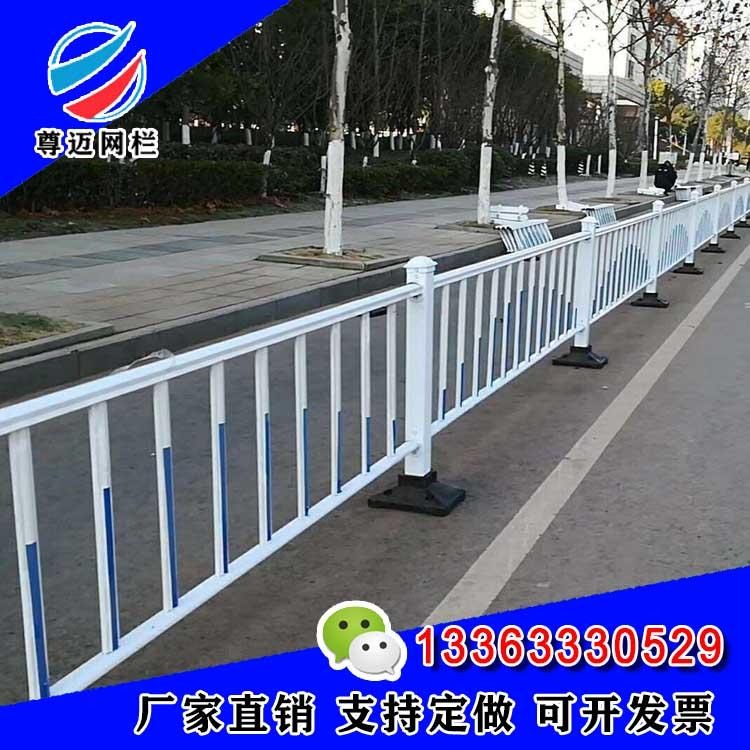 尊迈厂家现货供应市政道路护栏网 锌钢人行道公路防护栏杆 交通护栏设施