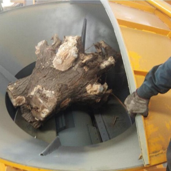 内蒙古移动柴油发电机树疙瘩破碎机 圆盘树根粉碎破碎机 破碎各种树根树疙瘩木疙瘩 大块树墩破碎切片机
