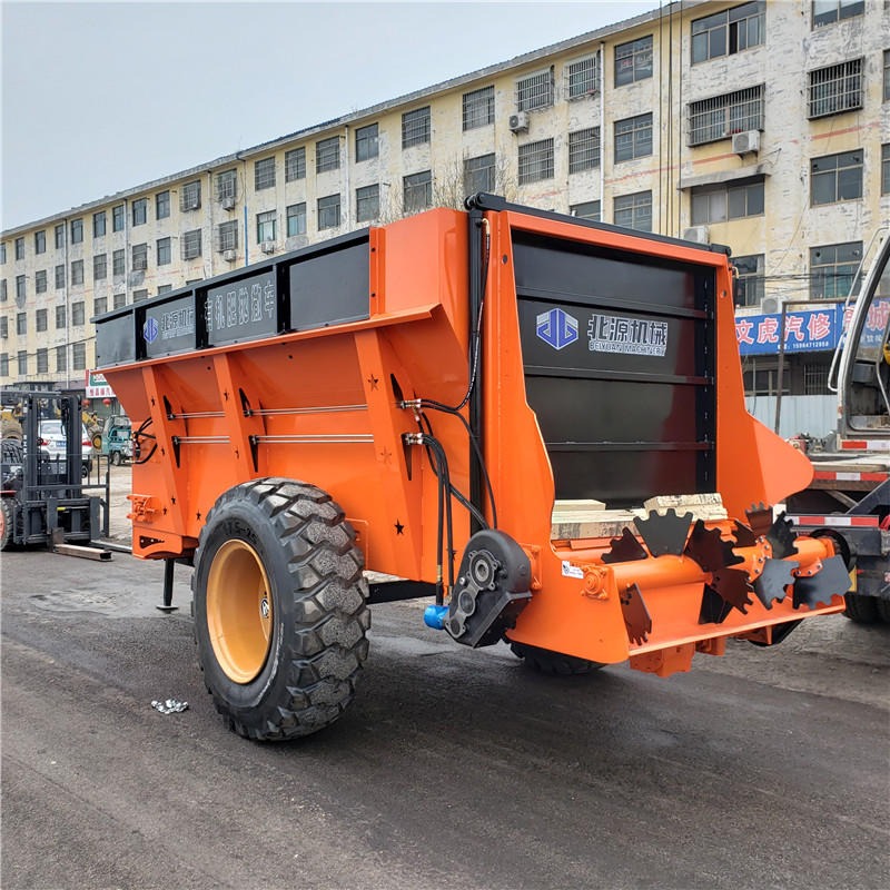 新疆拖拉机牵引式撒粪车 横绞龙式抛粪机 黏湿粪肥有机肥撒肥车